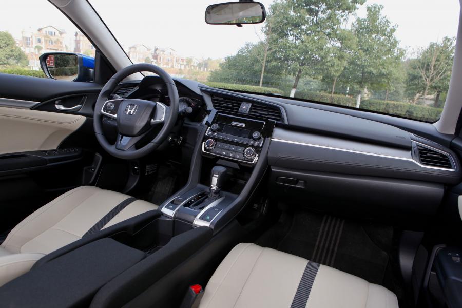Интерьер Honda Civic 2016 года  (CN) (фото 1 из 22)